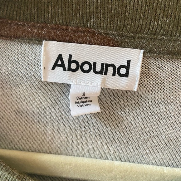 ABOUND SWEATSHIRT in TRENDY OLIVE CAMO PRINT NWT - Picture 3 of 7